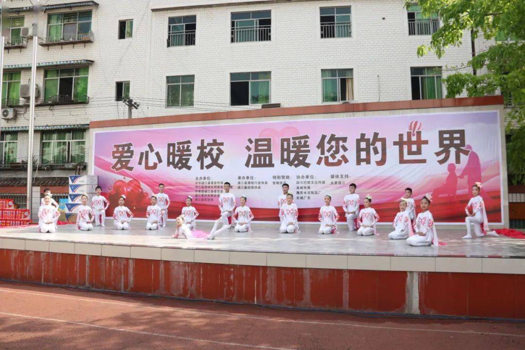电影云雾山中，爱与陪伴的温馨日常之旅
