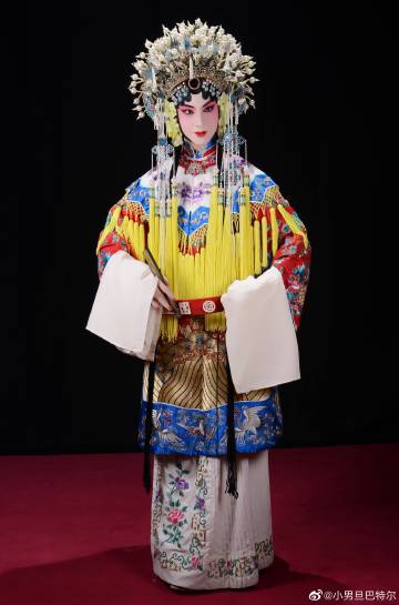 小男旦巴特尔的璀璨演出，展现变化、学习与自信的力量
